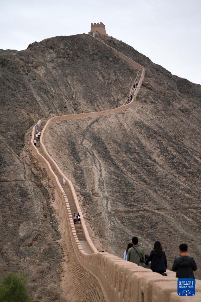 长城高与白云齐,一蹑危楼万堞低 长城高与白云齐,一蹑危楼万堞低