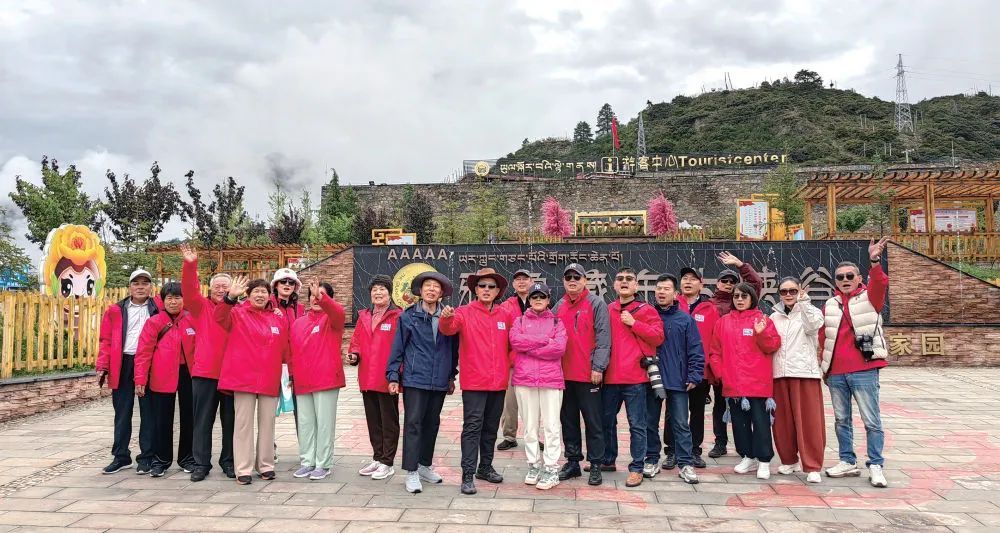 乘着大巴去“慢游”