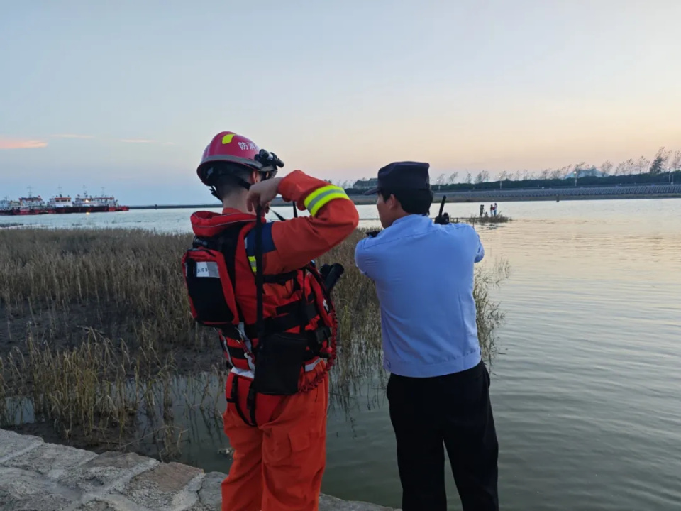 “一回头，路已经消失不见”！上海5名游客不顾劝阻下岸拍照，遇涨潮被困滩涂