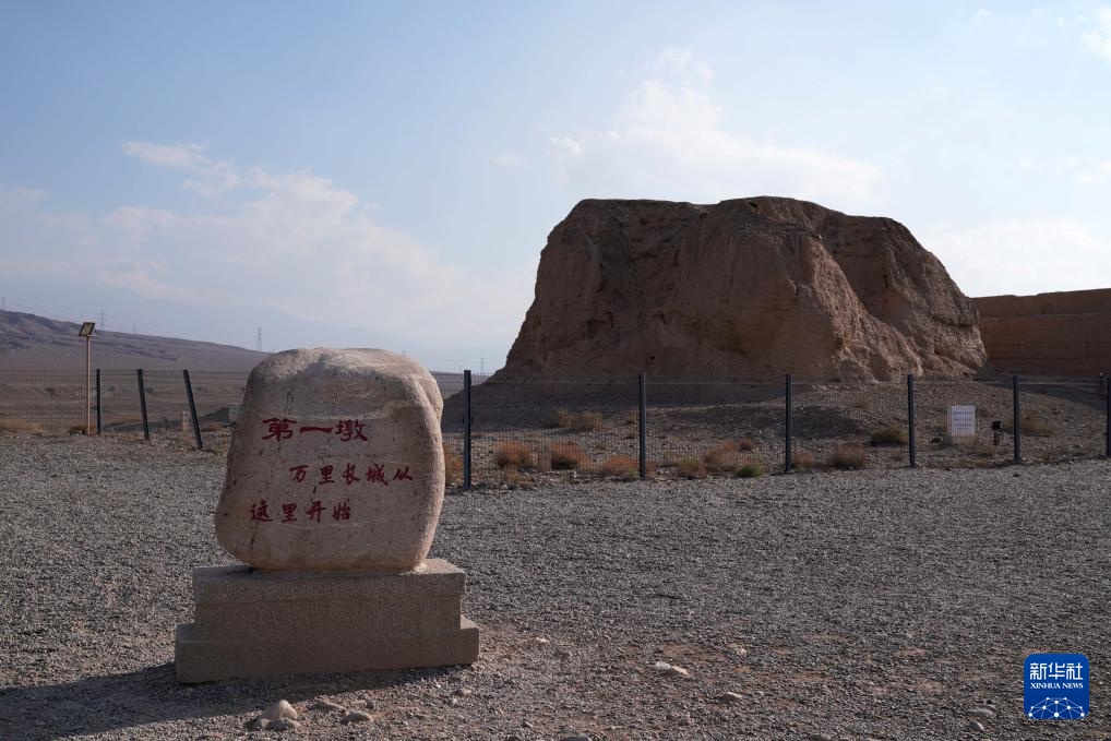 长城高与白云齐,一蹑危楼万堞低 长城高与白云齐,一蹑危楼万堞低