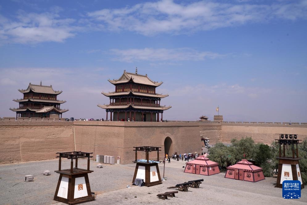 长城高与白云齐,一蹑危楼万堞低 长城高与白云齐,一蹑危楼万堞低