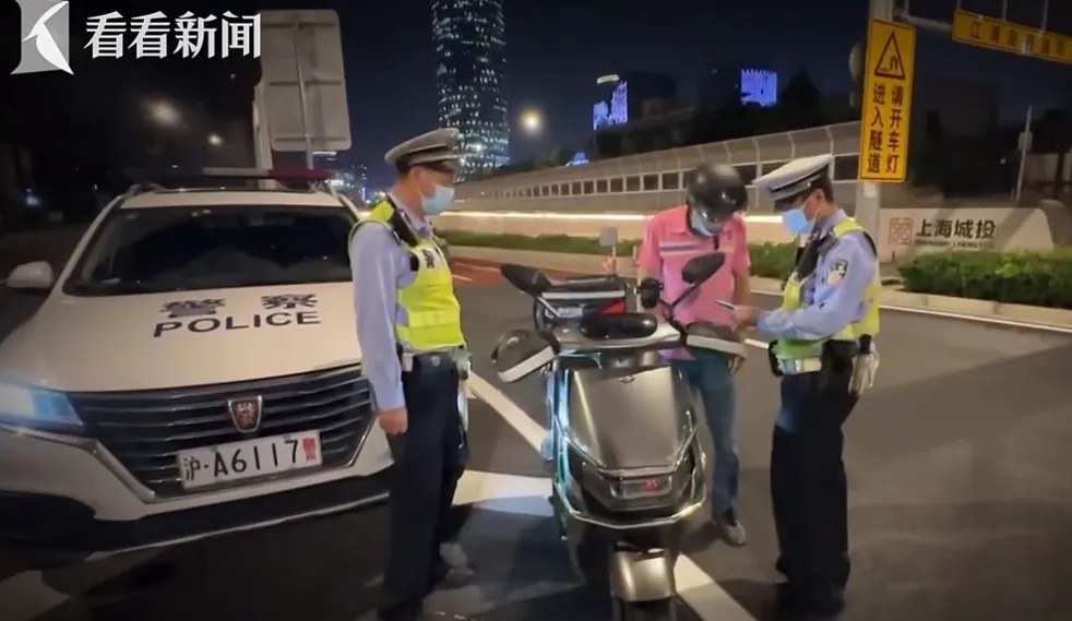 上海明确禁止，不少人却铤而走险！深夜隧道里龟速行驶，“我们也很无奈…”