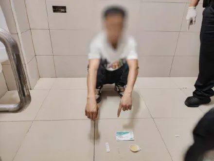 高铁站里男子当场失禁，怪异行为的罪魁祸首就是它！