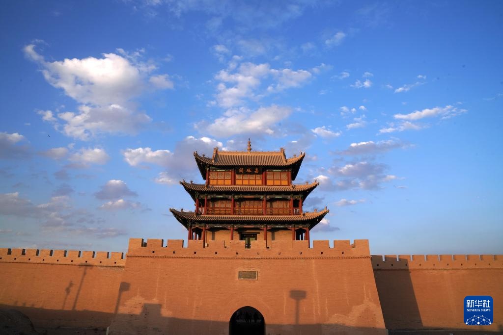 长城高与白云齐,一蹑危楼万堞低 长城高与白云齐,一蹑危楼万堞低