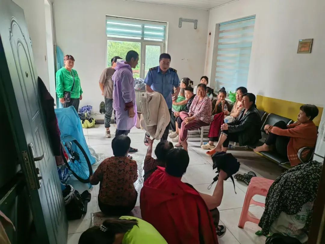 15小时!救援物资送达这个车站! 15小时!救援物资送达这个车站!