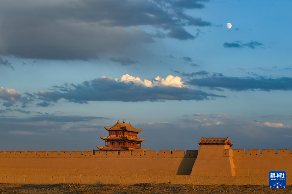 长城高与白云齐,一蹑危楼万堞低 长城高与白云齐,一蹑危楼万堞低