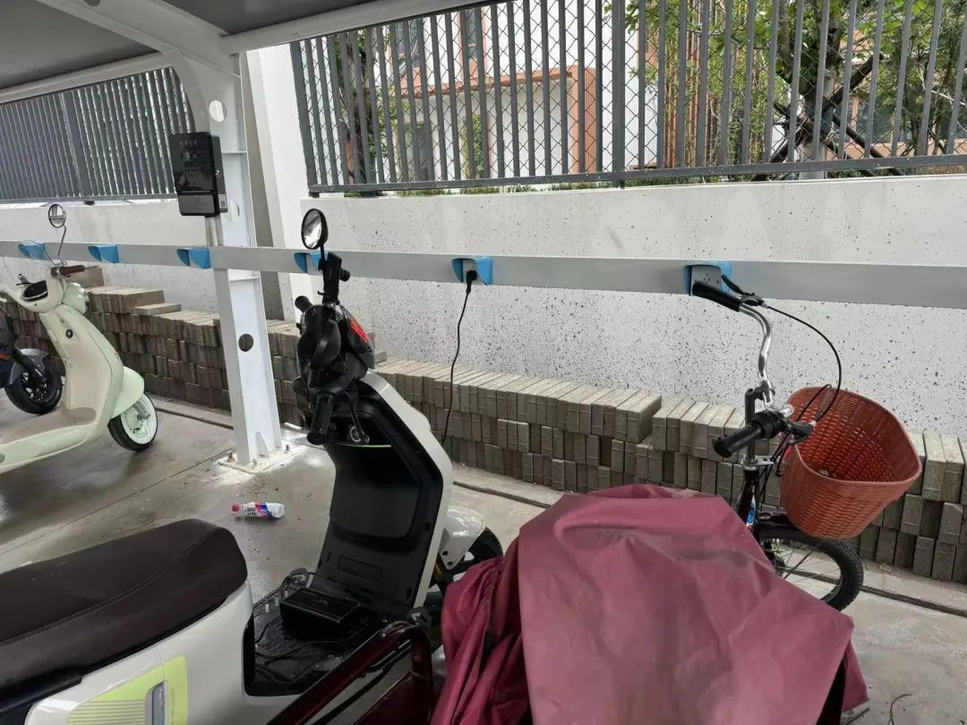 北京这小区还有人拎电池上楼充?属地:立刻解决! 北京这小区还有人拎电池上楼充?属地:立刻解决!