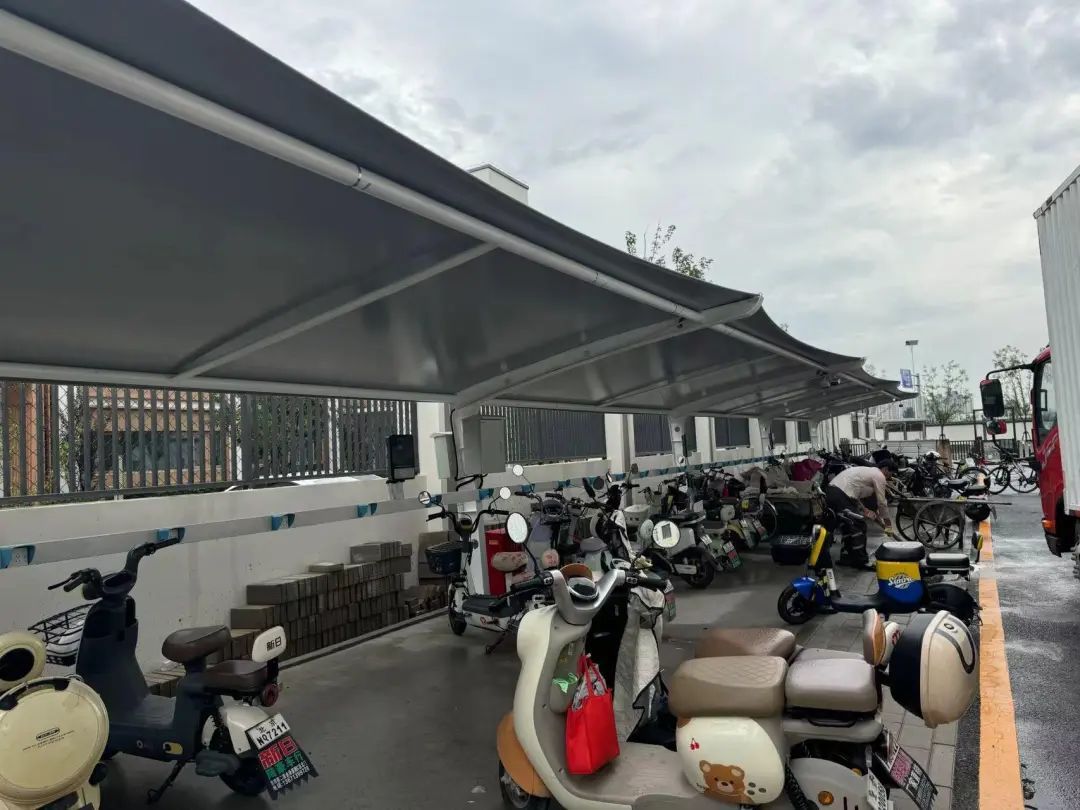 北京这小区还有人拎电池上楼充?属地:立刻解决! 北京这小区还有人拎电池上楼充?属地:立刻解决!