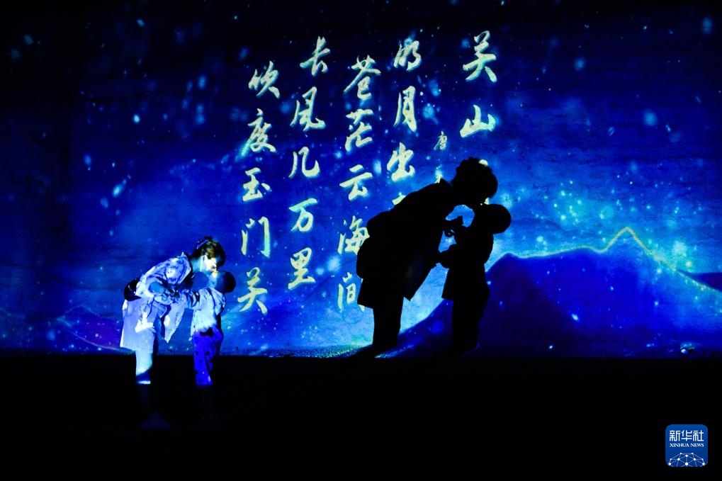 长城高与白云齐,一蹑危楼万堞低 长城高与白云齐,一蹑危楼万堞低