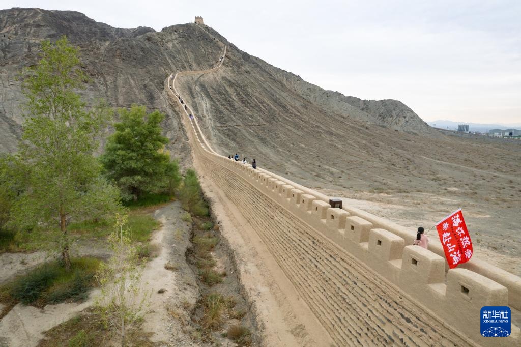 长城高与白云齐,一蹑危楼万堞低 长城高与白云齐,一蹑危楼万堞低