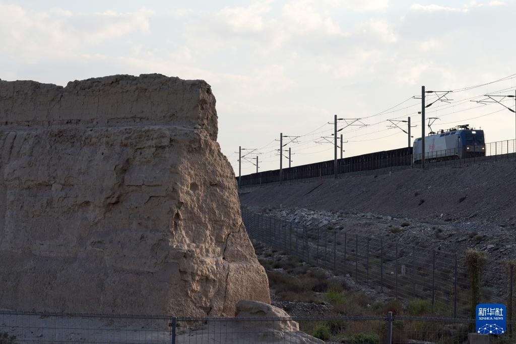 长城高与白云齐,一蹑危楼万堞低 长城高与白云齐,一蹑危楼万堞低