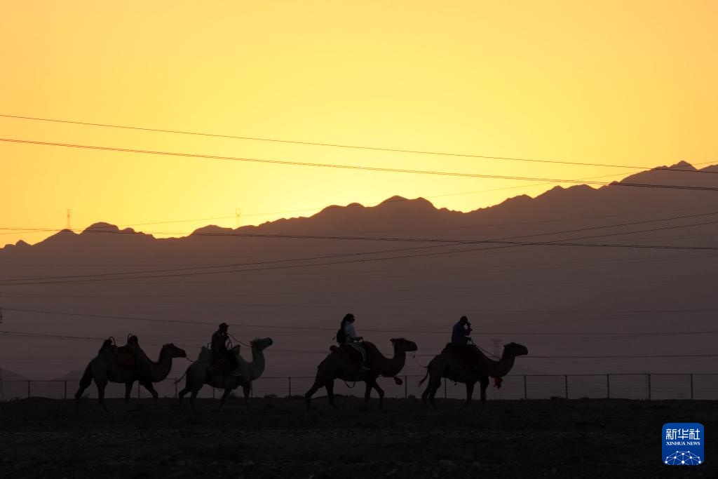 长城高与白云齐,一蹑危楼万堞低 长城高与白云齐,一蹑危楼万堞低