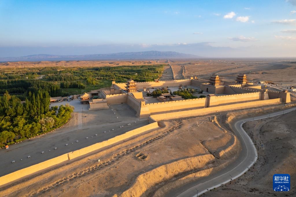 长城高与白云齐,一蹑危楼万堞低 长城高与白云齐,一蹑危楼万堞低