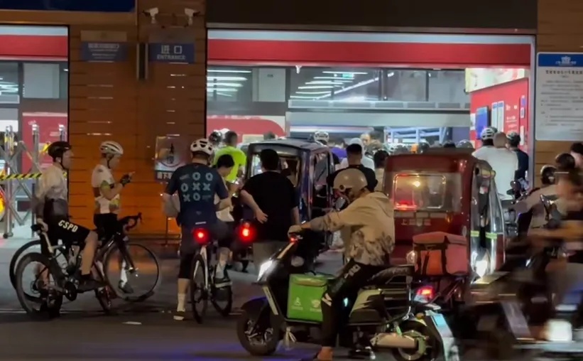 上海明确禁止，不少人却铤而走险！深夜隧道里龟速行驶，“我们也很无奈…”