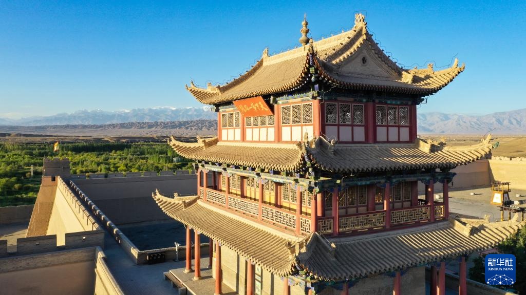 长城高与白云齐,一蹑危楼万堞低 长城高与白云齐,一蹑危楼万堞低