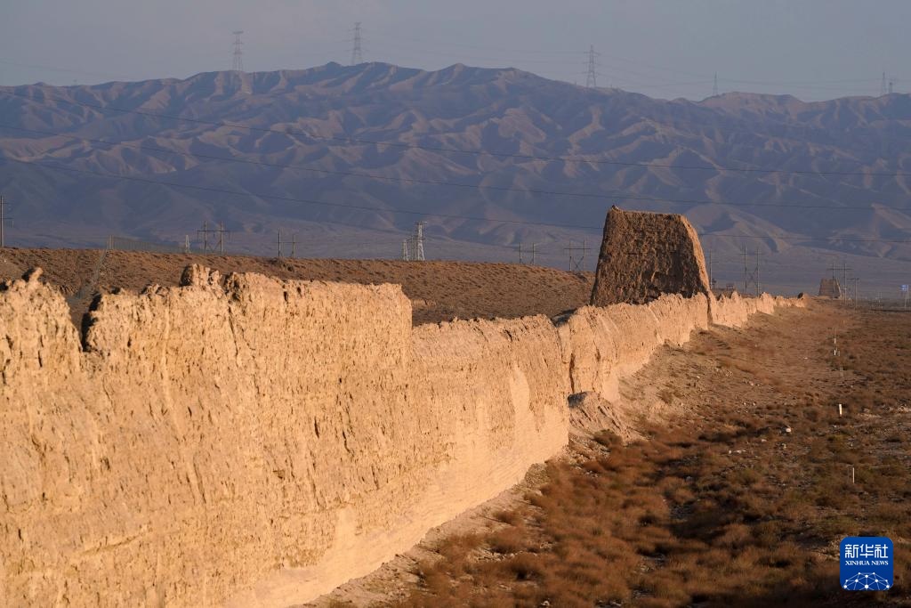 长城高与白云齐,一蹑危楼万堞低 长城高与白云齐,一蹑危楼万堞低