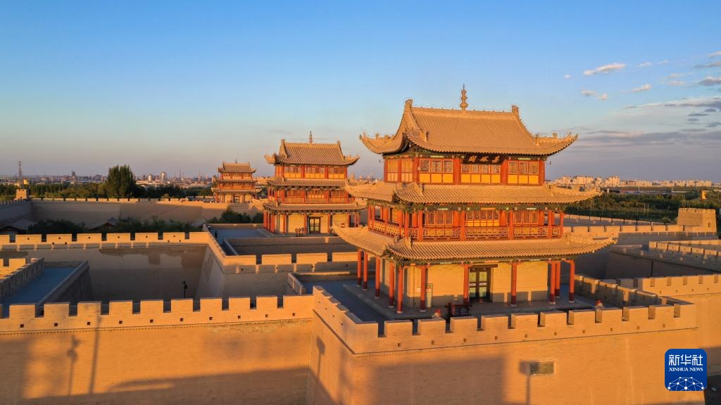 长城高与白云齐,一蹑危楼万堞低 长城高与白云齐,一蹑危楼万堞低