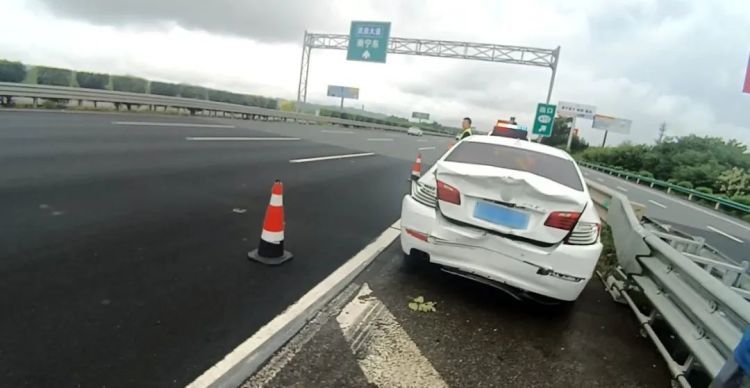 高速上变道出事故,全责!小车司机:“我已经打灯了!” 高速上变道出事故,全责!小车司机:“我已经打灯了!”