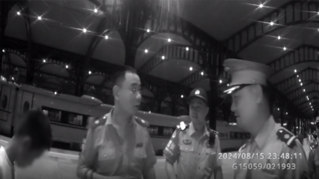 孩子“落”车上了?乘警深夜接力护航回家 孩子“落”车上了?乘警深夜接力护航回家