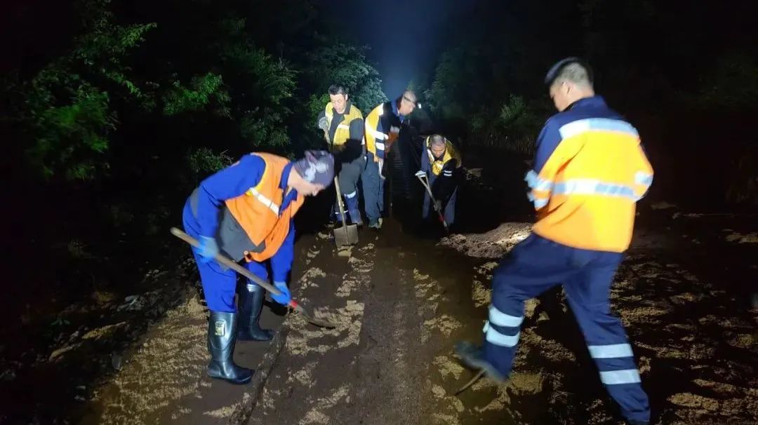 15小时!救援物资送达这个车站! 15小时!救援物资送达这个车站!