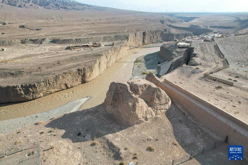 长城高与白云齐,一蹑危楼万堞低 长城高与白云齐,一蹑危楼万堞低