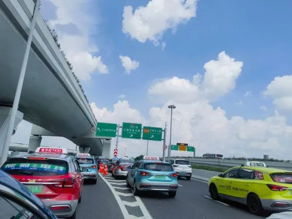 上海虹桥站，这事体验太差！双方都怨声载道，矛盾不断，更是催生了……