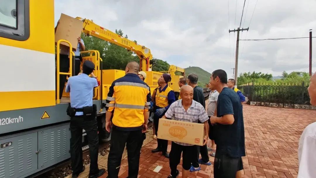 15小时!救援物资送达这个车站! 15小时!救援物资送达这个车站!