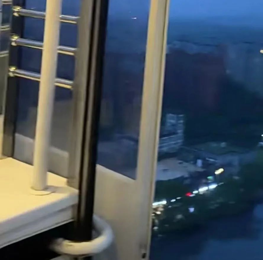 摩天轮空中开门？回应