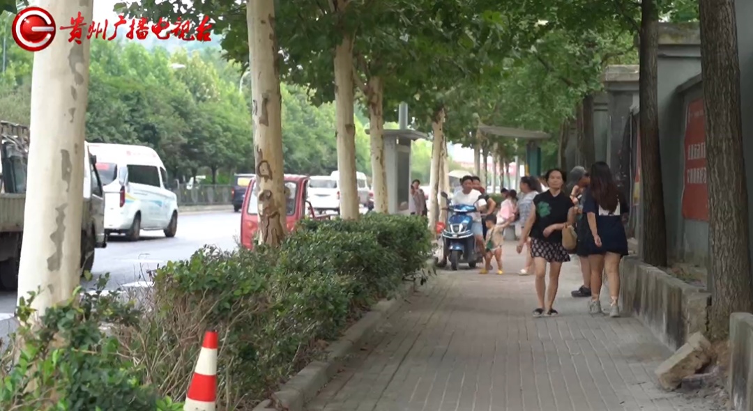 贵阳一18岁女孩公交车上晕倒，关键时候，一双双手伸了出来