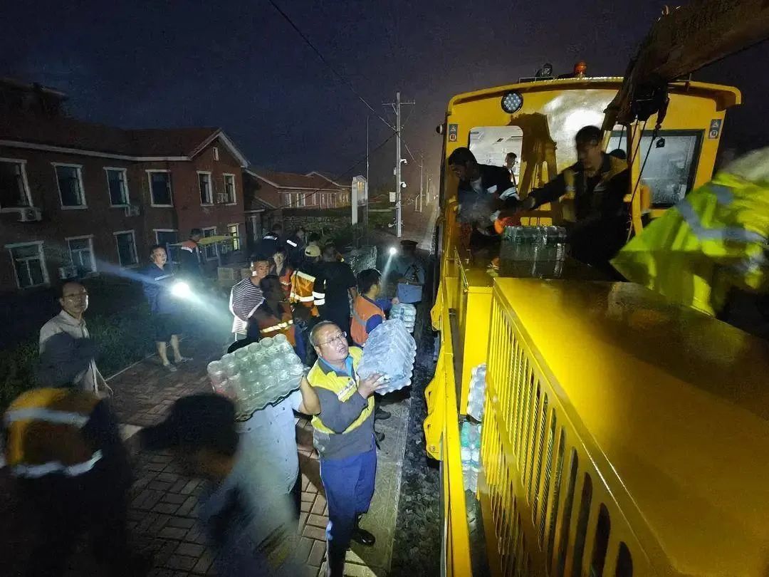 洪水中，他们一次次逆行，只为……