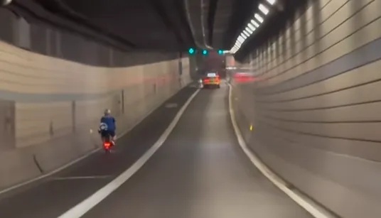 上海明确禁止，不少人却铤而走险！深夜隧道里龟速行驶，“我们也很无奈…”