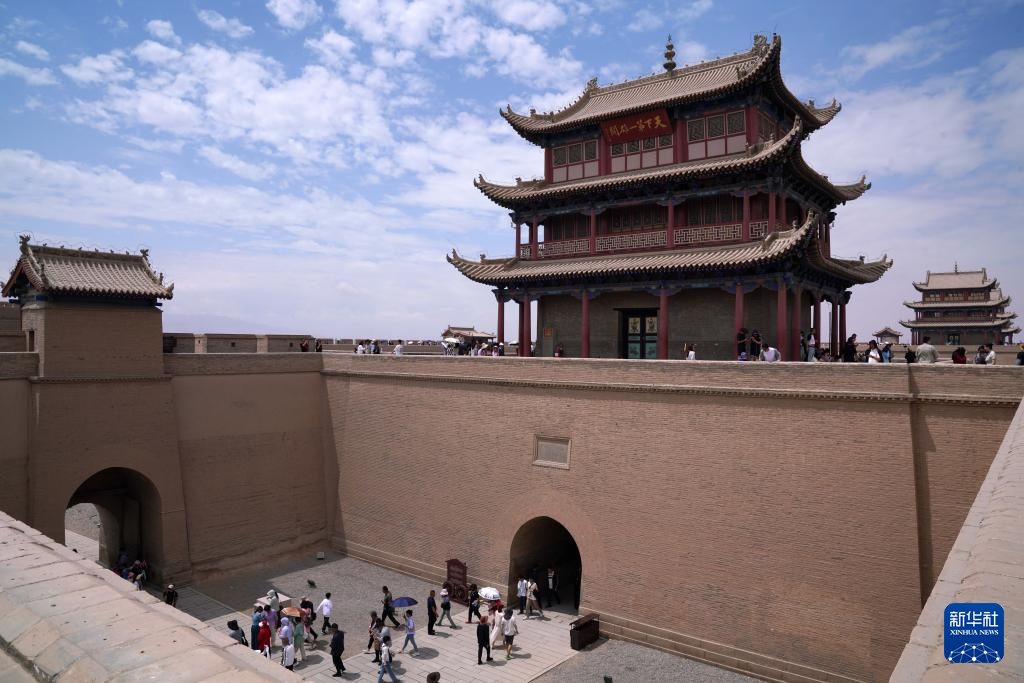 长城高与白云齐,一蹑危楼万堞低 长城高与白云齐,一蹑危楼万堞低