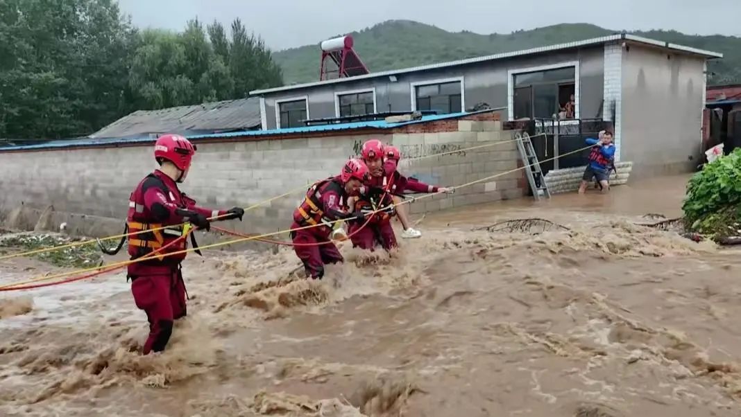 洪水中，他们一次次逆行，只为……