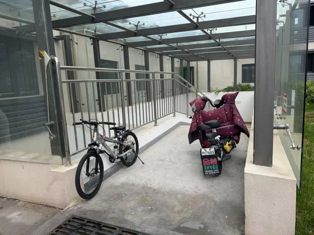 北京这小区还有人拎电池上楼充?属地:立刻解决! 北京这小区还有人拎电池上楼充?属地:立刻解决!