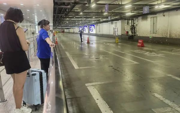 上海虹桥站，这事体验太差！双方都怨声载道，矛盾不断，更是催生了……