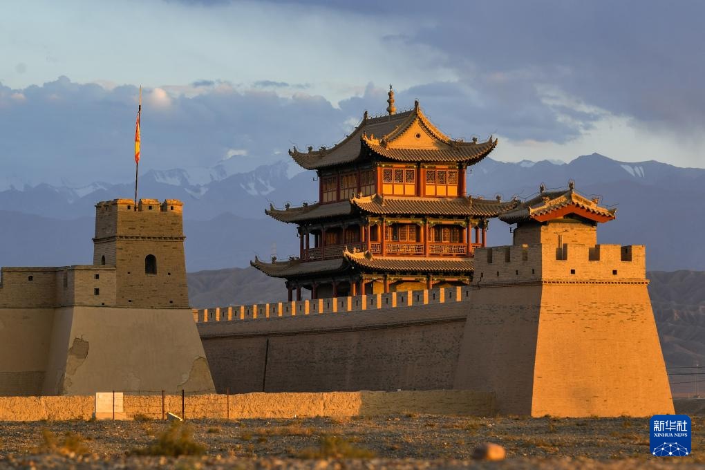 长城高与白云齐,一蹑危楼万堞低 长城高与白云齐,一蹑危楼万堞低