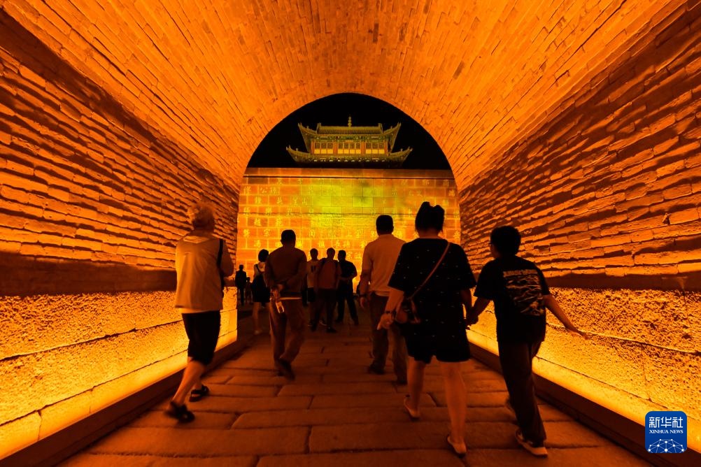 长城高与白云齐,一蹑危楼万堞低 长城高与白云齐,一蹑危楼万堞低