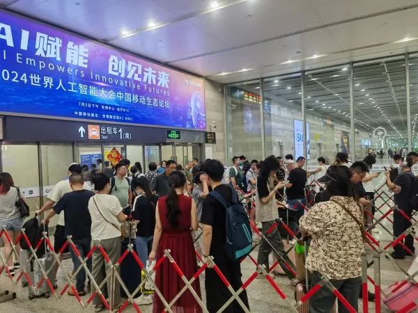 上海虹桥站，这事体验太差！双方都怨声载道，矛盾不断，更是催生了……