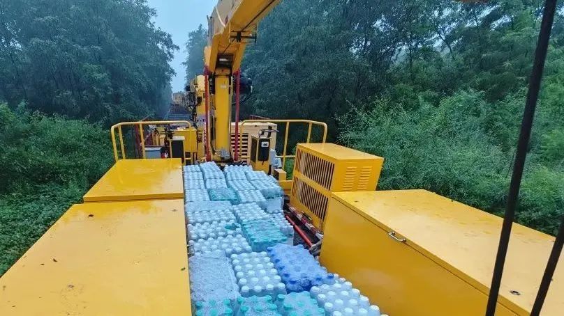 15小时!救援物资送达这个车站! 15小时!救援物资送达这个车站!