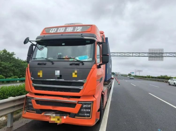 高速上变道出事故,全责!小车司机:“我已经打灯了!” 高速上变道出事故,全责!小车司机:“我已经打灯了!”