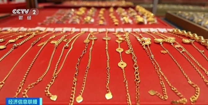 黄金市场“冰火两重天”!黄金饰品档口负责人:逛的人挺多但买的人不多 黄金市场“冰火两重天”!黄金饰品档口负责人:逛的人挺多但买的人不多