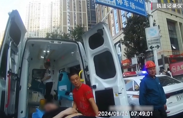 贵阳交警救人瞬间刷爆全网,网友:这一伸手就是生与死的距离! 贵阳交警救人瞬间刷爆全网,网友:这一伸手就是生与死的距离!