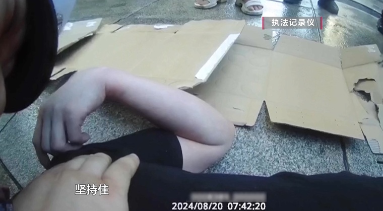 贵阳交警救人瞬间刷爆全网,网友:这一伸手就是生与死的距离! 贵阳交警救人瞬间刷爆全网,网友:这一伸手就是生与死的距离!