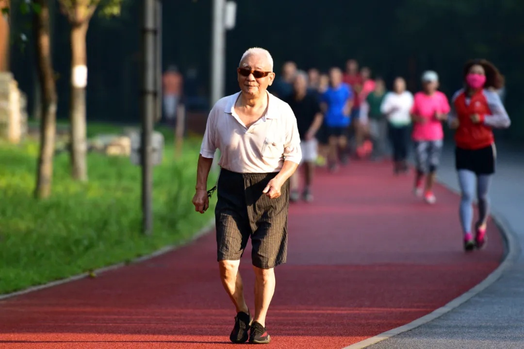 坚持做好4件小事，真能“零成本”延寿！很多人不知道