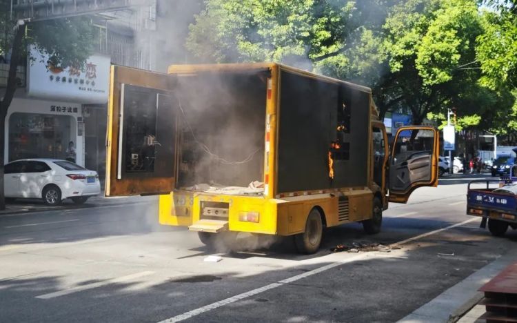 “噌”的一下起火!机动车未定期保养引自燃 车主:还没买保险…… “噌”的一下起火!机动车未定期保养引自燃 车主:还没买保险……