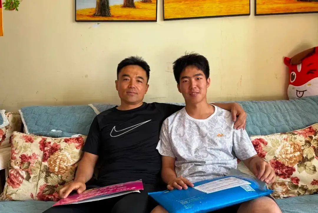 和儿子一起备考一同上榜，47岁父亲收到高校录取通知书！