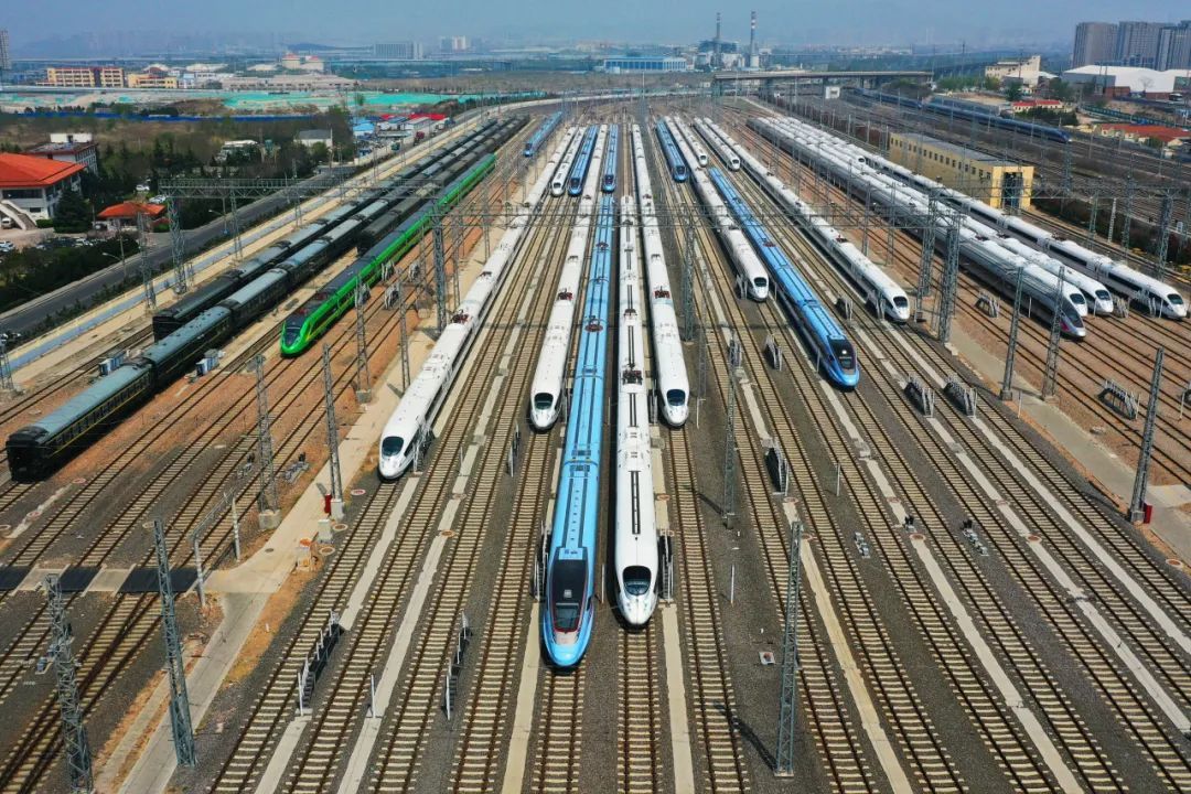 三车同框见证中国铁路发展!网友:现实版“平行时空” 三车同框见证中国铁路发展!网友:现实版“平行时空”
