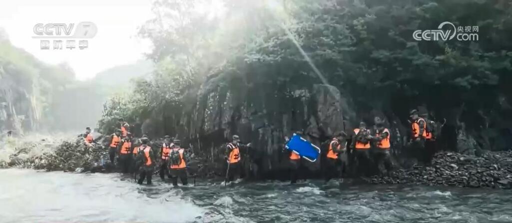 转移群众、运送物资……解放军和武警部队官兵持续奋战在抢险救援一线