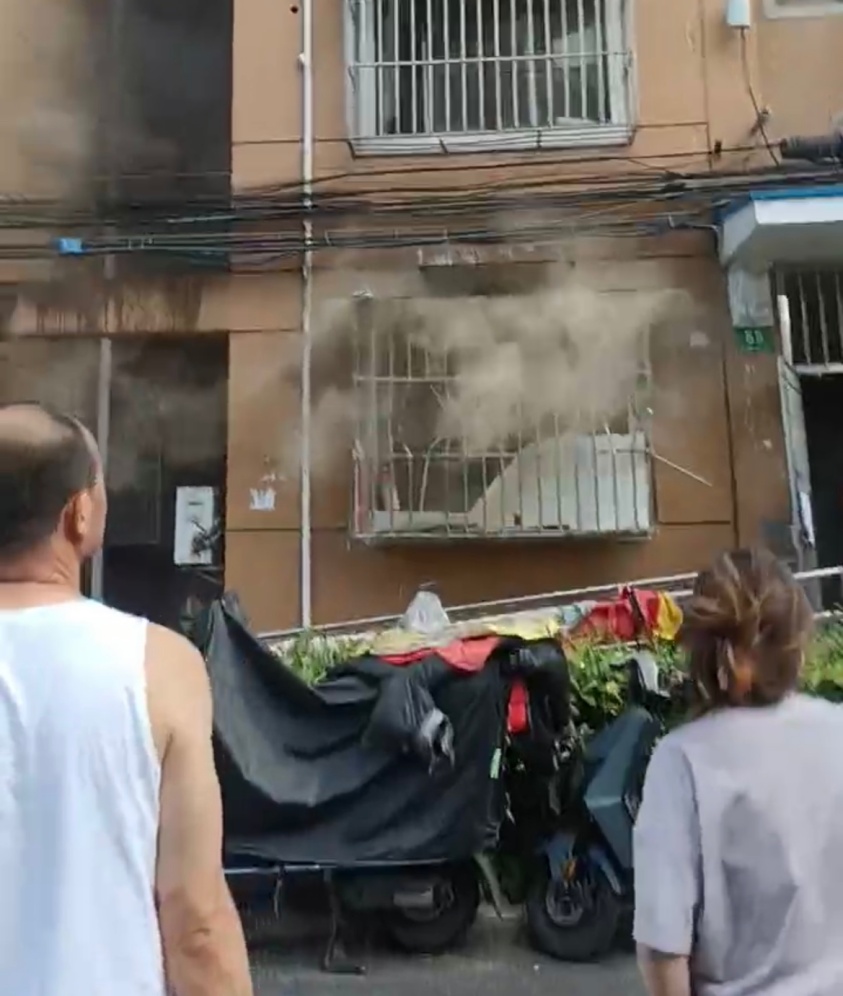 救人！救火！这个男人两次入火场，最后……
