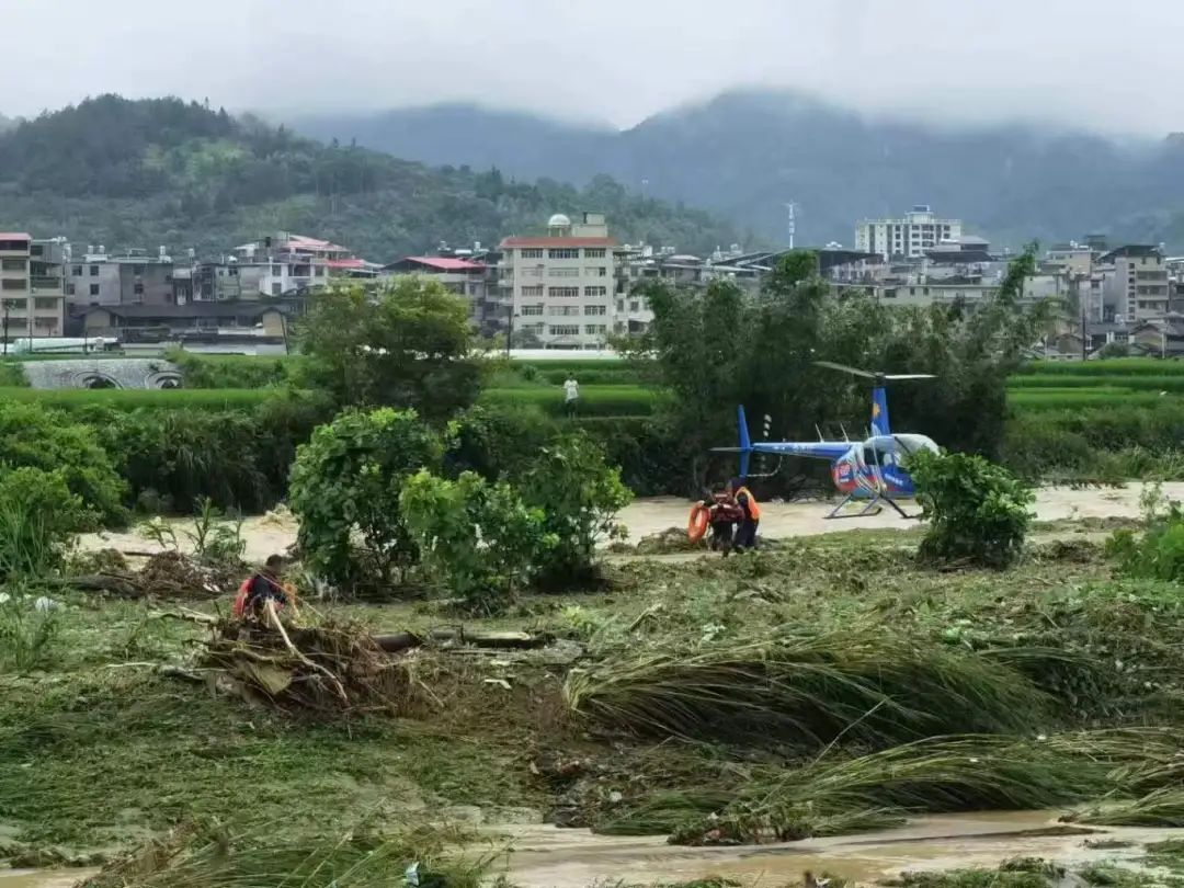 钓鱼历险记！两男子被困“孤岛”